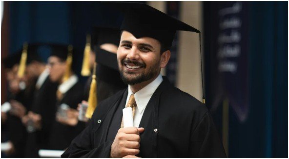 What to Wear Under Graduation Gown If You Want to Look Good in Photos?