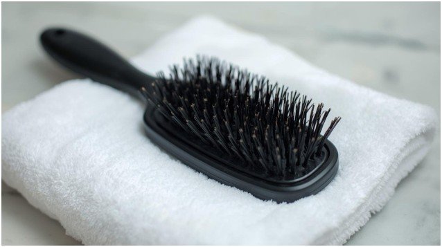 Dry correctly- how to clean hair brushes